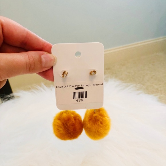 🌸NEW, Chain Link Pom Pom Earrings - Picture 3 of 3